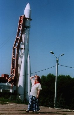 Феникс на захудалой планете, в музее космонавтики пытается захватить ракету. Ее взгляд устремлен в космос, пытаясь разглядеть в каком направлении надо лететь домой